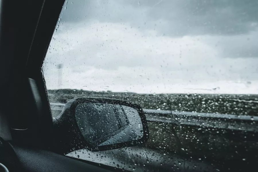 Cuaca Hujan Bikin Susah Melihat Saat Berkendara? Begini Tipsnya