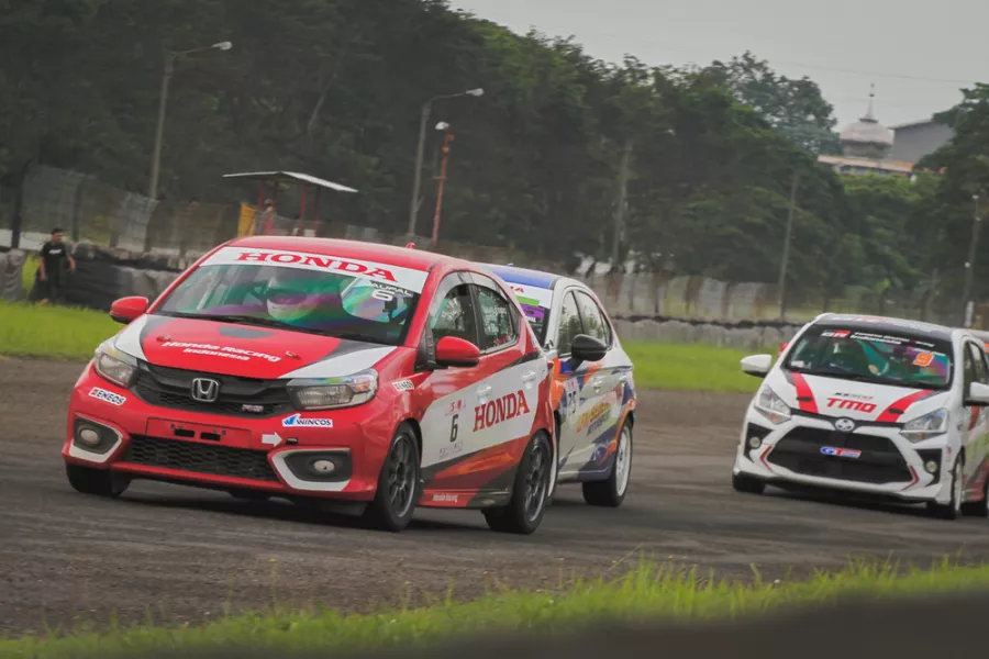 Para Pembalap Tim Honda Racing Indonesia Terus Memimpin Klasemen Kejurnas Balap Mobil ISSOM 2022