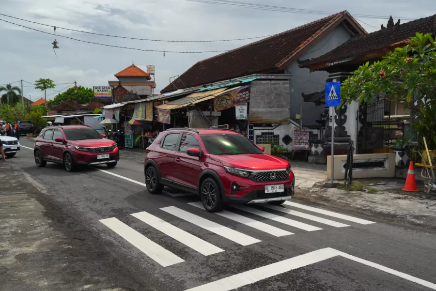 Honda Lakukan Serah Terima Bantuan Revitalisasi Marka Jalan dan Puluhan Rambu Lalu Lintas di Desa Pemogan, Bali