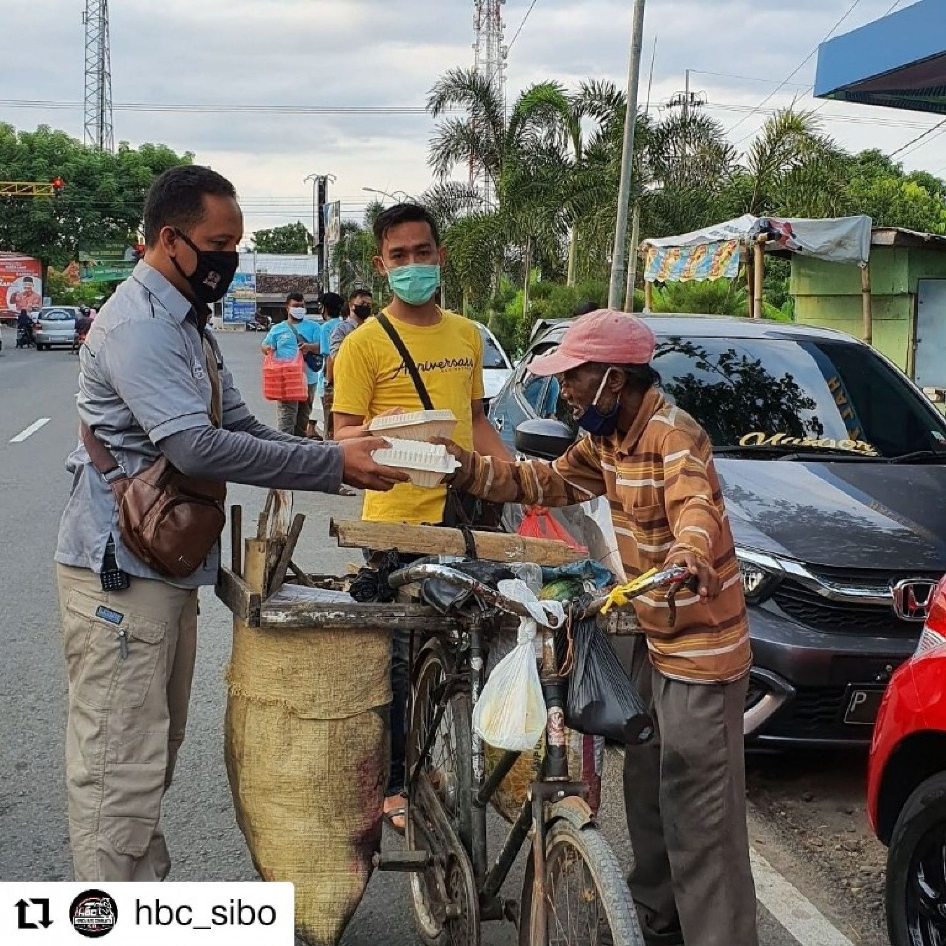 Saling Bantu di Masa Pandemi, Komunitas Mobil Honda Gelar Aksi Pembagian Alat Perlindungan Diri (APD) dan Bantuan Sosial Untuk Masyarakat