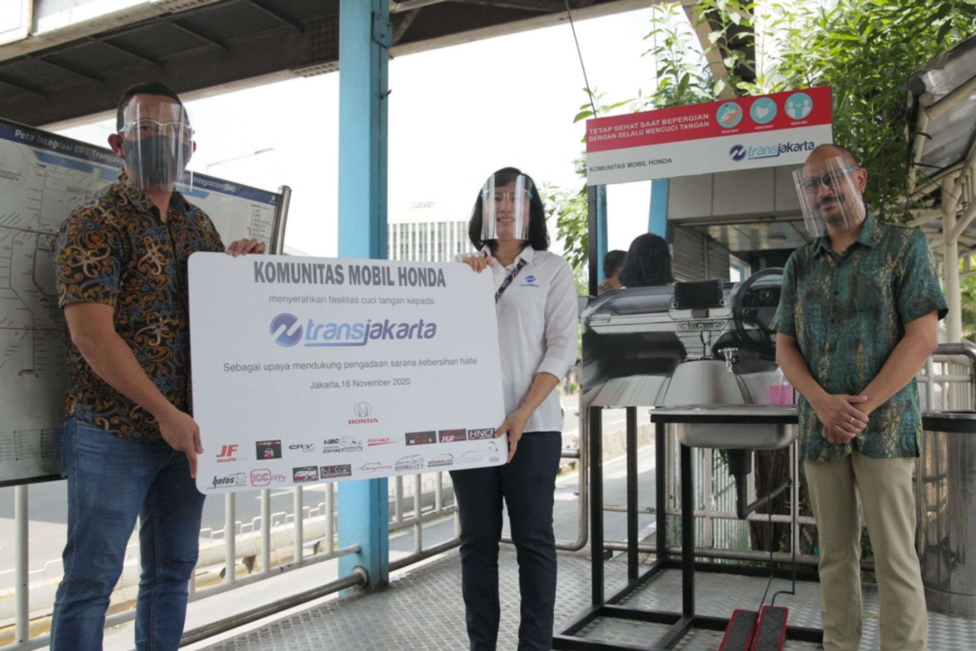 Dukung Pelaksanaan Protokol Kesehatan, Komunitas Mobil Honda Sumbangkan Fasilitas Cuci Tangan untuk Halte Transjakarta